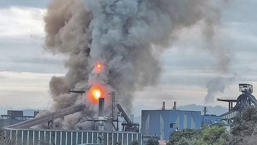 Incendio del horno alto A de ArcelorMittal en Veriña, el pasado 23 de marzo. | Marcos León