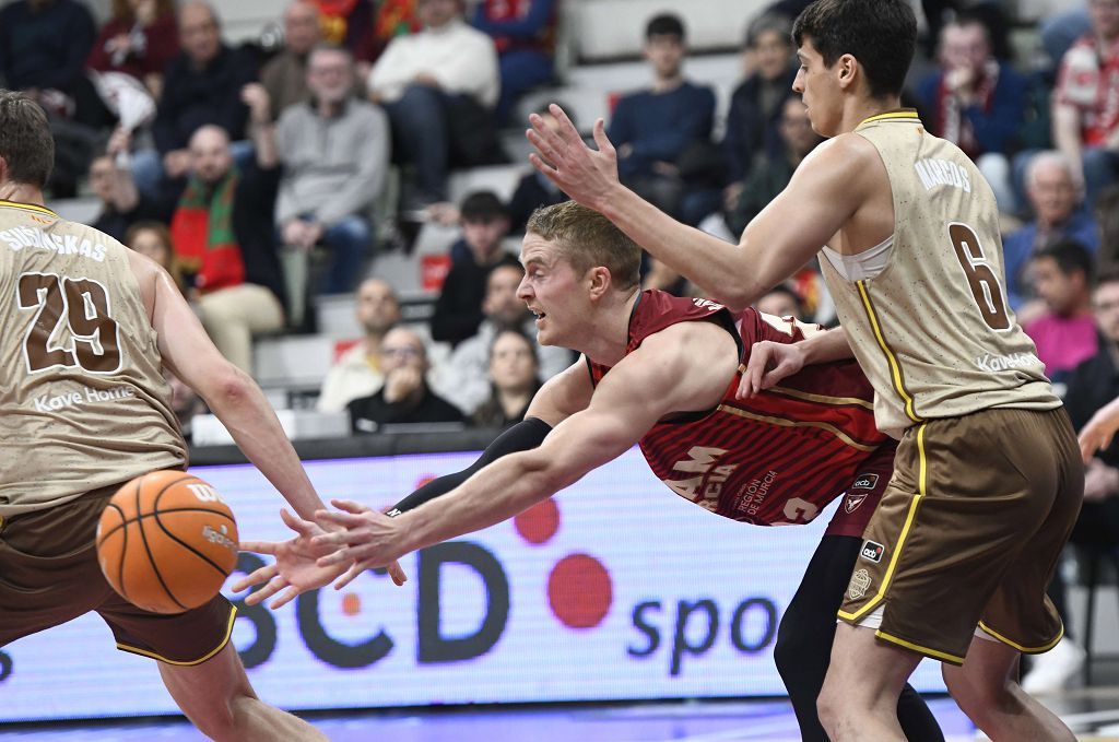 Todas las imágenes del partido del UCAM Murcia contra el Bàsquet Girona
