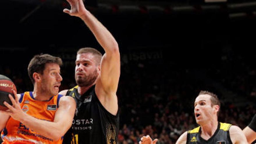 El base del Valencia Basket, Sam van Rossom, trata de vencer la oposición del pívot del Iberostar Tenerife, Georgios Bogris, durante el partido de Liga que les enfrenta esta tarde en el pabellón Fuente San Luis.