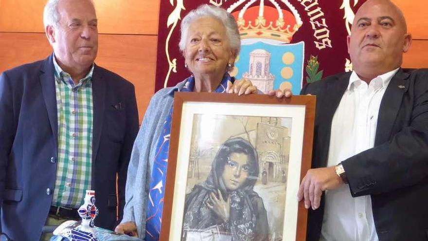 Rosario Lloréns, con el cuadro de su padre que dejará en el Museo das Mariñas, ayer en Betanzos.