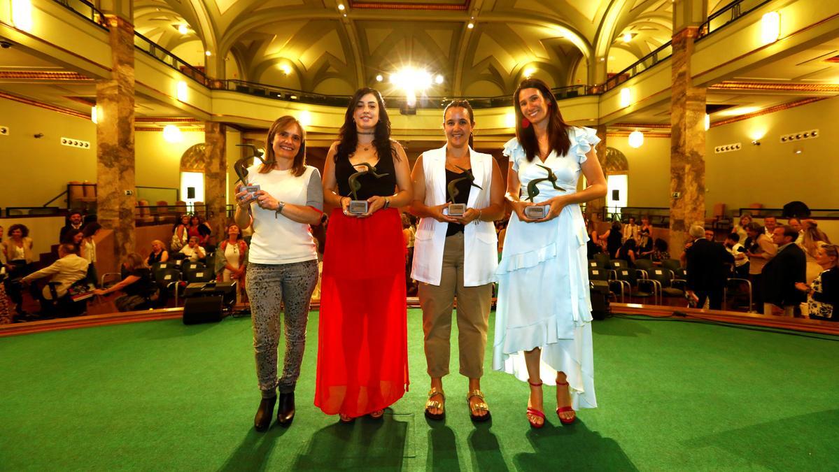Ana Galindo, Elena Paules, Ana Cabestre y Lidia Ruba posan con los premios recibidos en la Gala Mujer y Deporte.