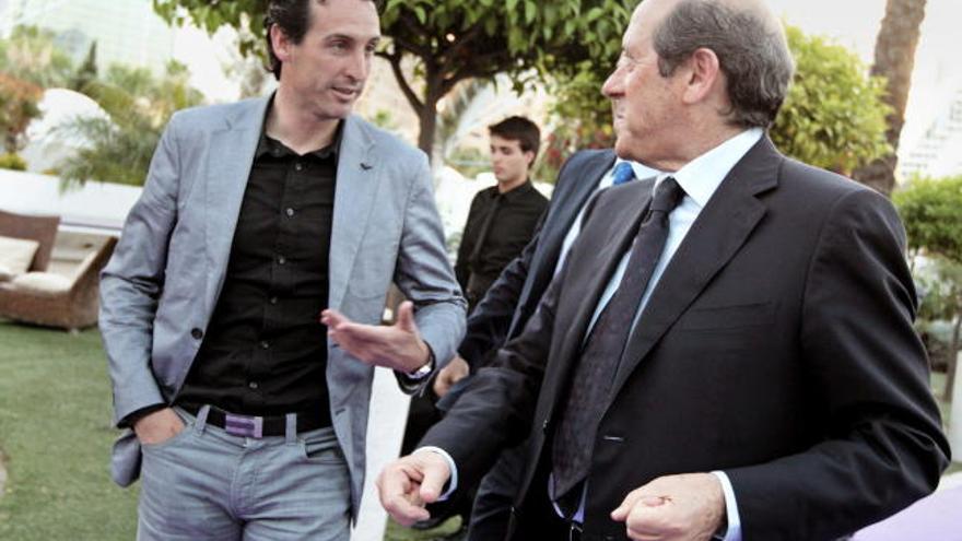 Unai Emery y Manuel Llorente conversan a su llegada al acto de la renovación celebrado en l´Umbracle.