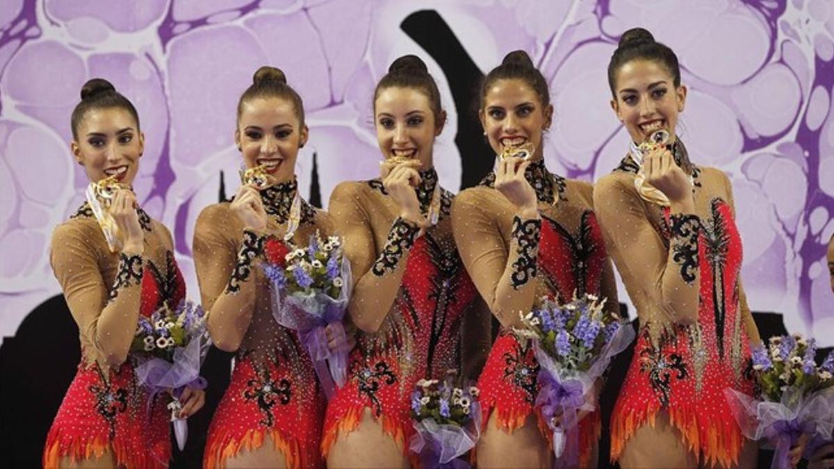 Las gimnastas del equipo español posan con la medalla de oro conquistada en mazas en el Mundial de Esmirna.