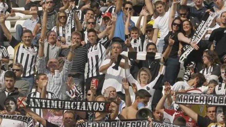 Aficionados del FC Cartagena durante el derbi jugado en 2011 en el Cartagonova.