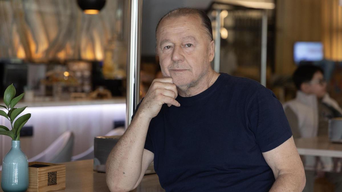 Enrique Piñeyro, piloto de avión, debuta en el Teatro Principal de Alicante: "Quiero quitarle a la gente el miedo a volar"