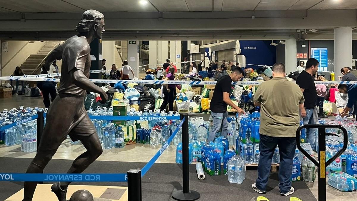 Las instalaciones del Espanyol se llenaron de paquetes para los damnificados