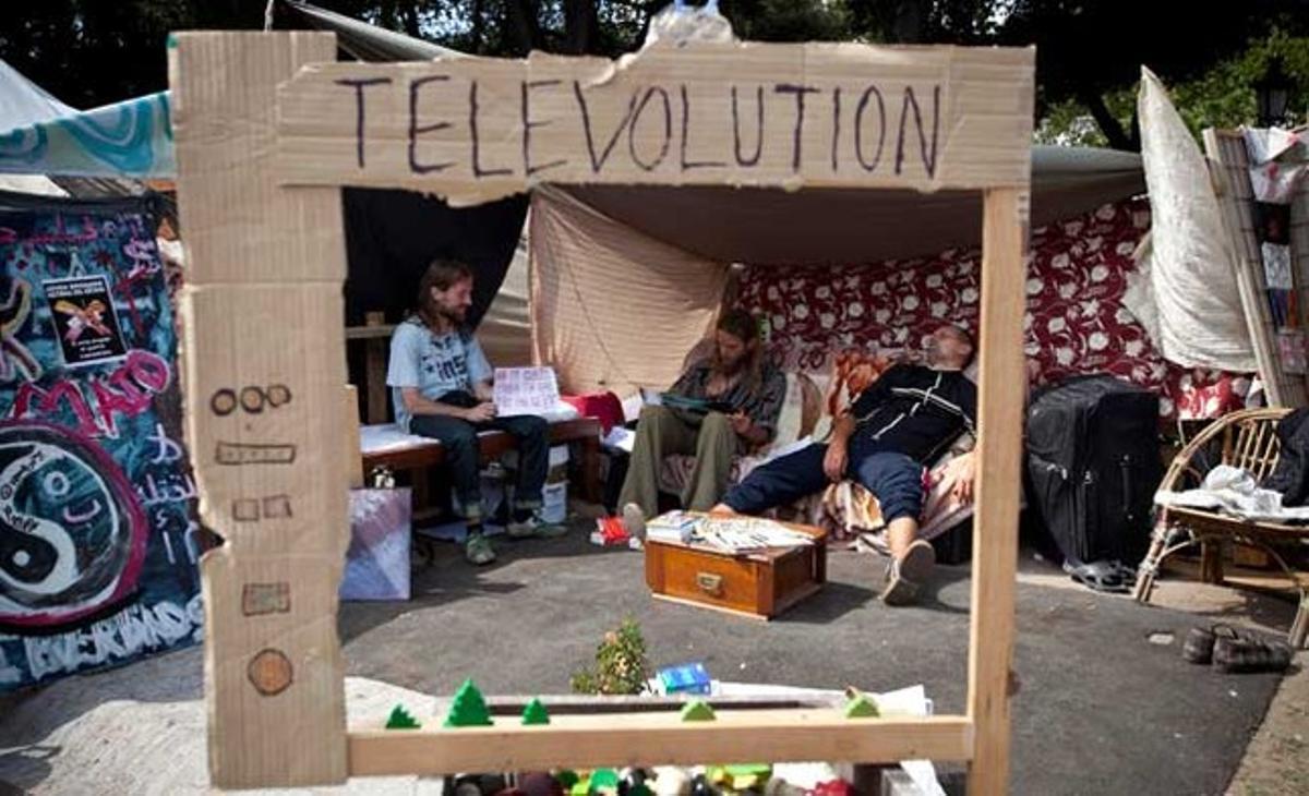 Els indignats de Barcelona segueixen acampats, després que hagin decidit no desallotjar la plaça Catalunya el matí de dimecres.