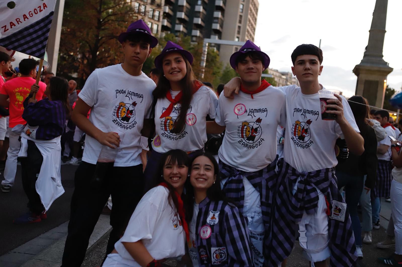 En imágenes | Las peñas de Zaragoza invaden el centro para el maratón de charangas