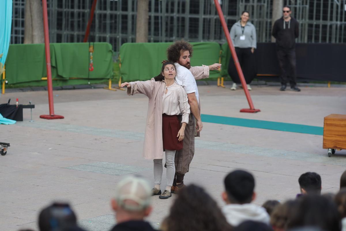 Magdalena Circus conquista a los más pequeños tras la lluvia