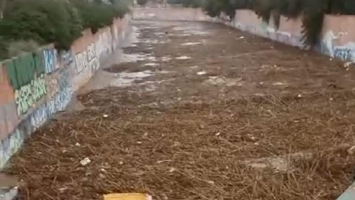 Una lengua de agua se abre paso por los barrancos de Massanassa y Paiporta
