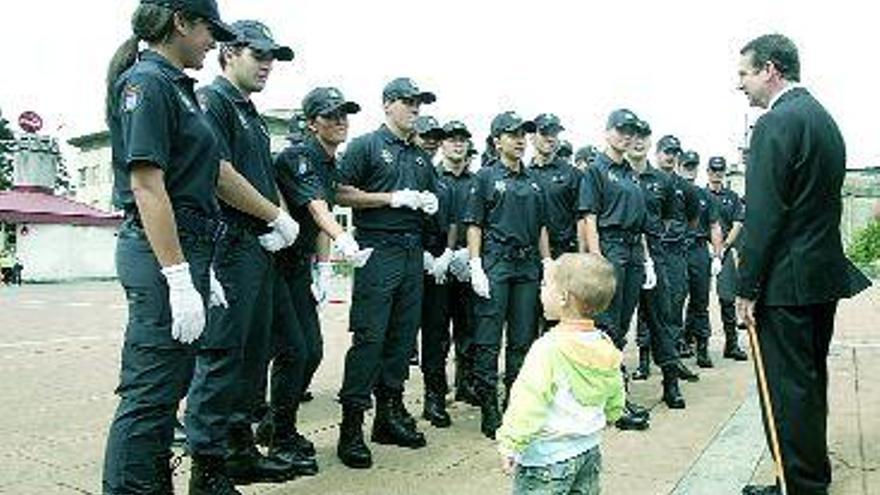 El alcalde, Abel Caballero, presidió ayer la jura del cargo de la promoción de policías con más mujeres.