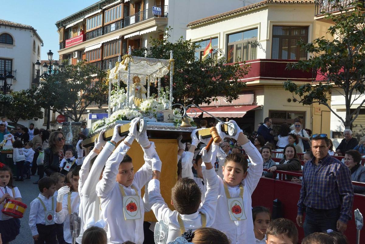 En el Certamen de Tronillos de Vélez-Málaga los más pequeños viven la Semana Santa a su manera.