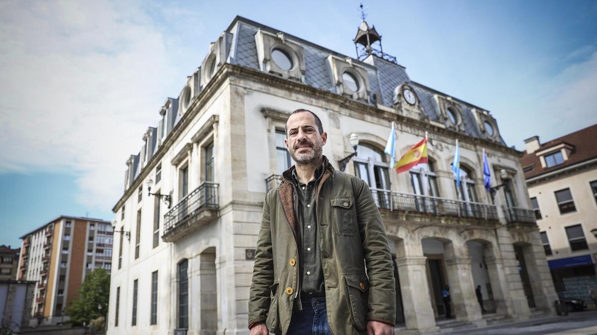 Ángel García, alcalde de Siero, con el edificio del Ayuntamiento al fondo.