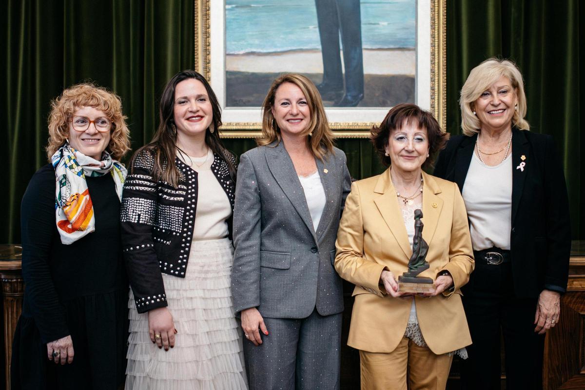 La alcaldesa (centro) junto a Esteller, la concejala de Igualdad y dos de las premiadas en el Concurso de Relatos de Mujeres.