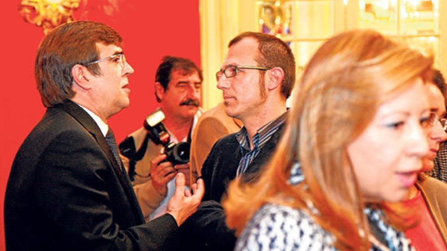 Francesc Antich habla con Biel Barceló (Bloc) en los pasillos del Parlament. En primer plano, Maria Antònia Munar.