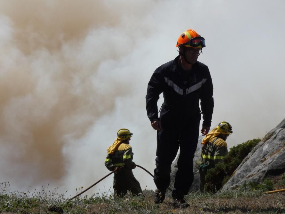 Las exhaustas labores de extinción del incendio de Cangas. // S. Álvarez