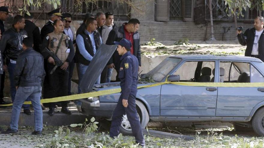 Agentes de seguridad en el lugar del atentado.