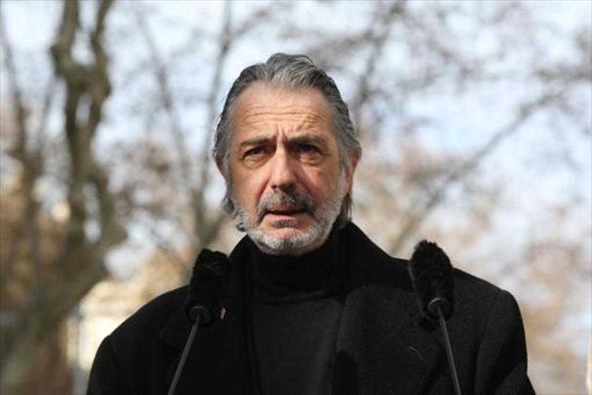 Frederic Amat, en una imagen de de su homenaje a Espriu, en los Jardinets de Gràcia.