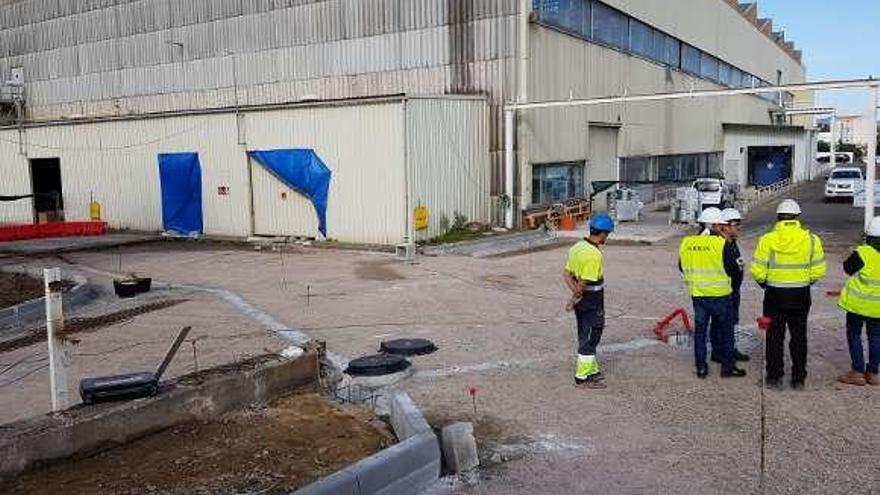 Técnicos de la obra del nuevo vial en Balaídos, ya concluida. // FdV