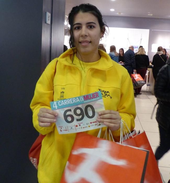 Recogida de dorsales en el Thader para la IV Carrera de la Mujer (Tarde)