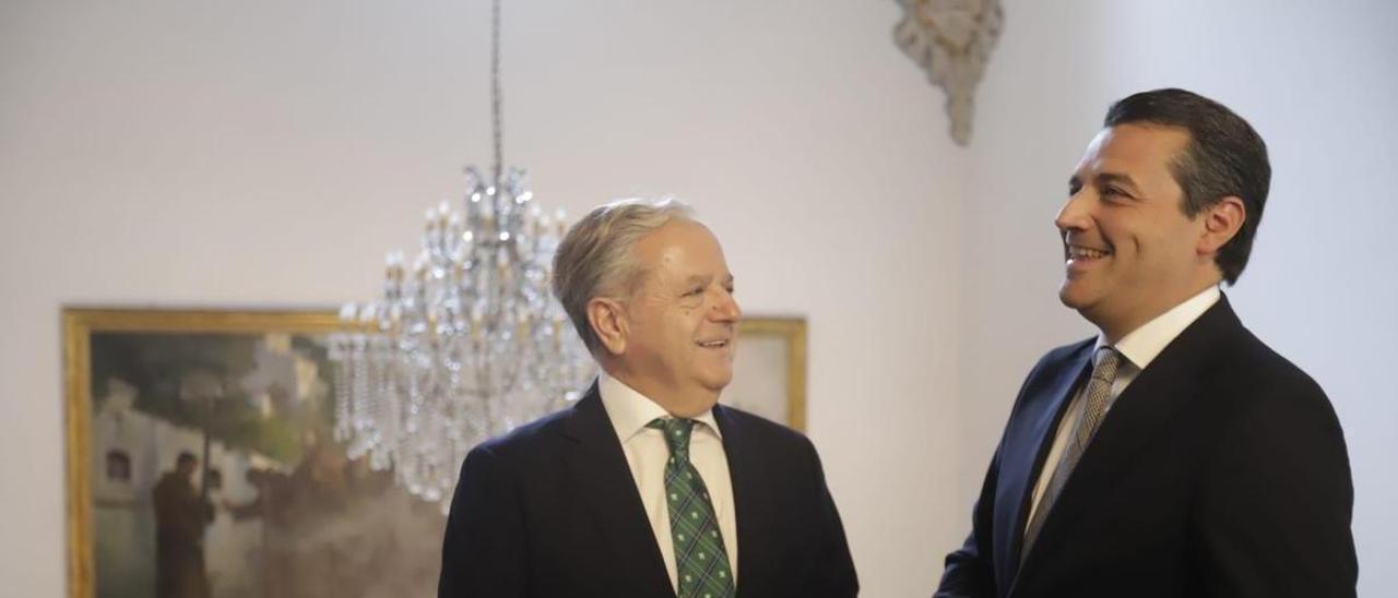 Salvador Fuentes y José María Bellido, antes del pleno de constitución de la Diputación y la investidura del nuevo presidente.