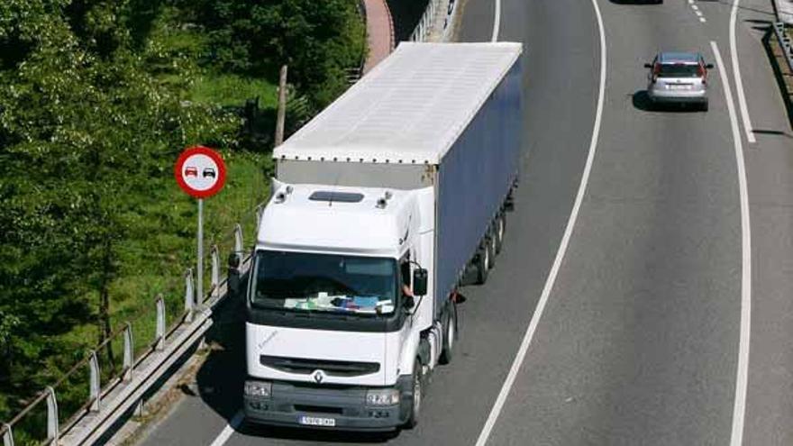 El transporte de mercancías por carretera estudia un paro indefinido para junio.