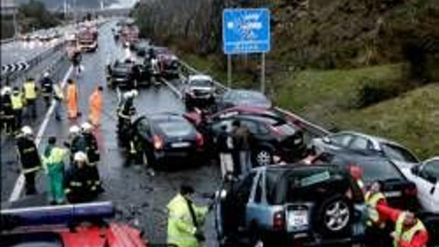 Un choque multiple de 54 vehiculos deja 27 heridos en vizcaya