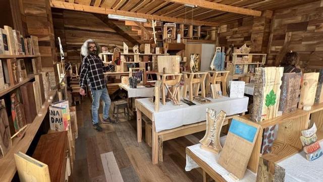 O artista Agustín Bastón, con exemplares do Bilblioteca das Madeiras do Mundo, en Rodeira.   | // G.NÚÑEZ