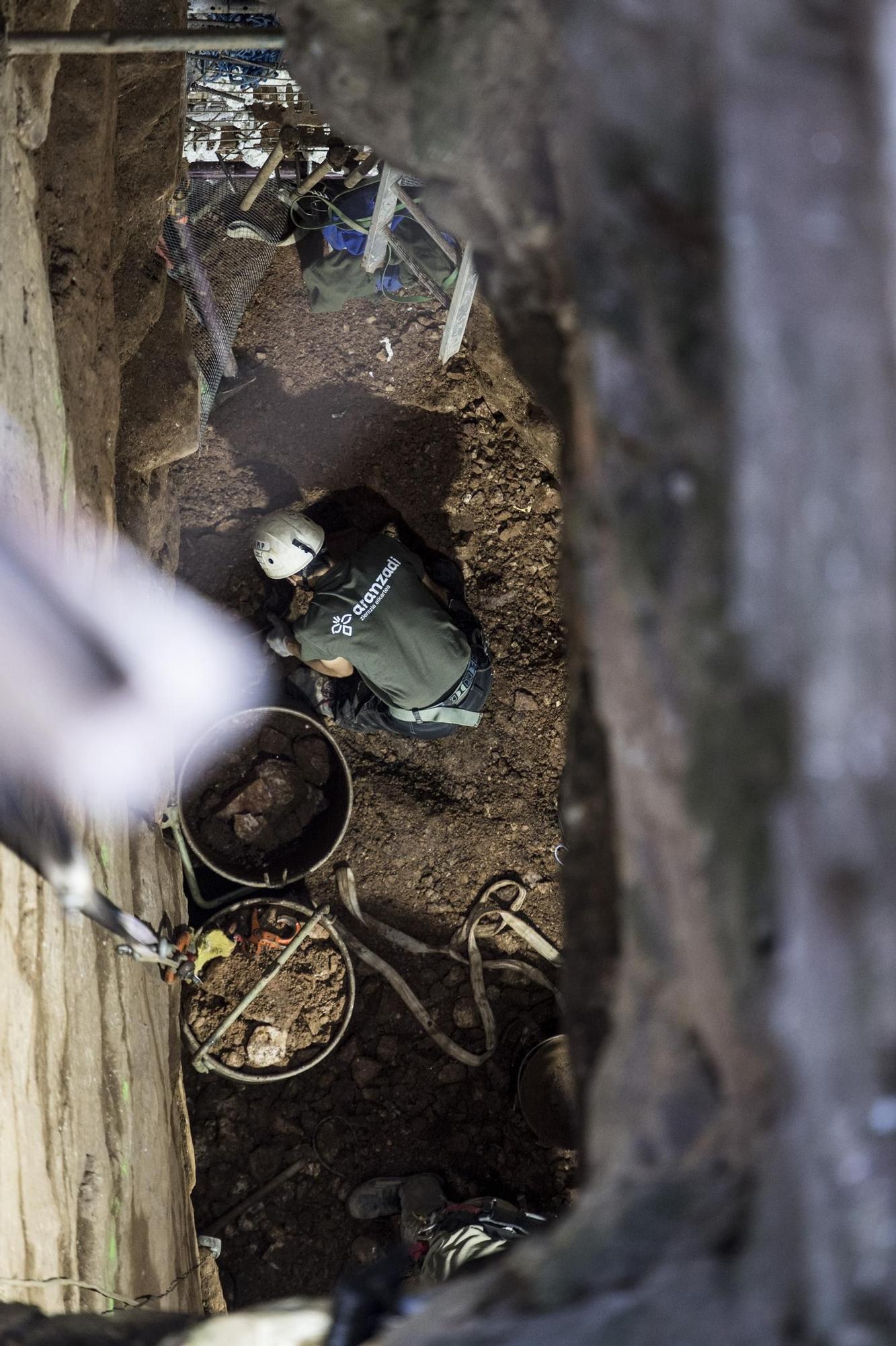 Galería | Así va la exhumación de la fosa común en la mina La Paloma en Zarza la Mayor