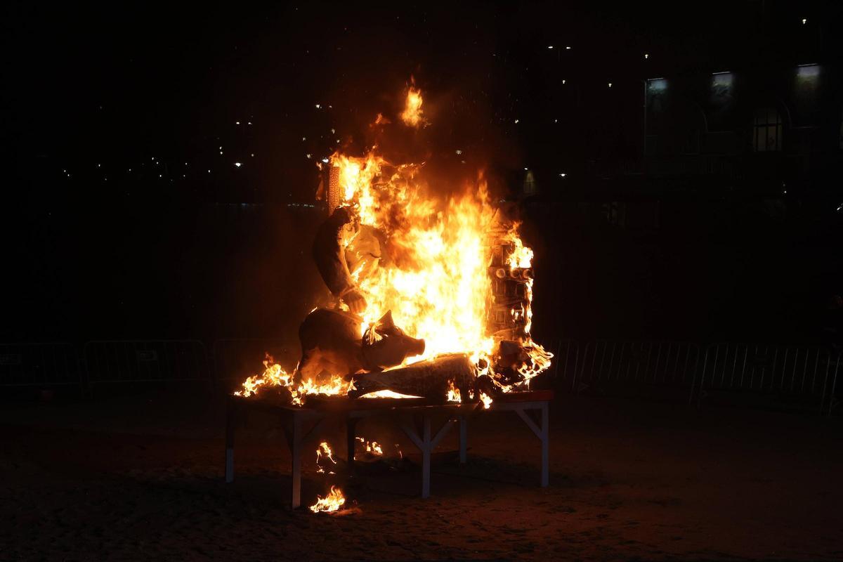 A Coruña llora el fin del Entroido en el entierro de la sardina