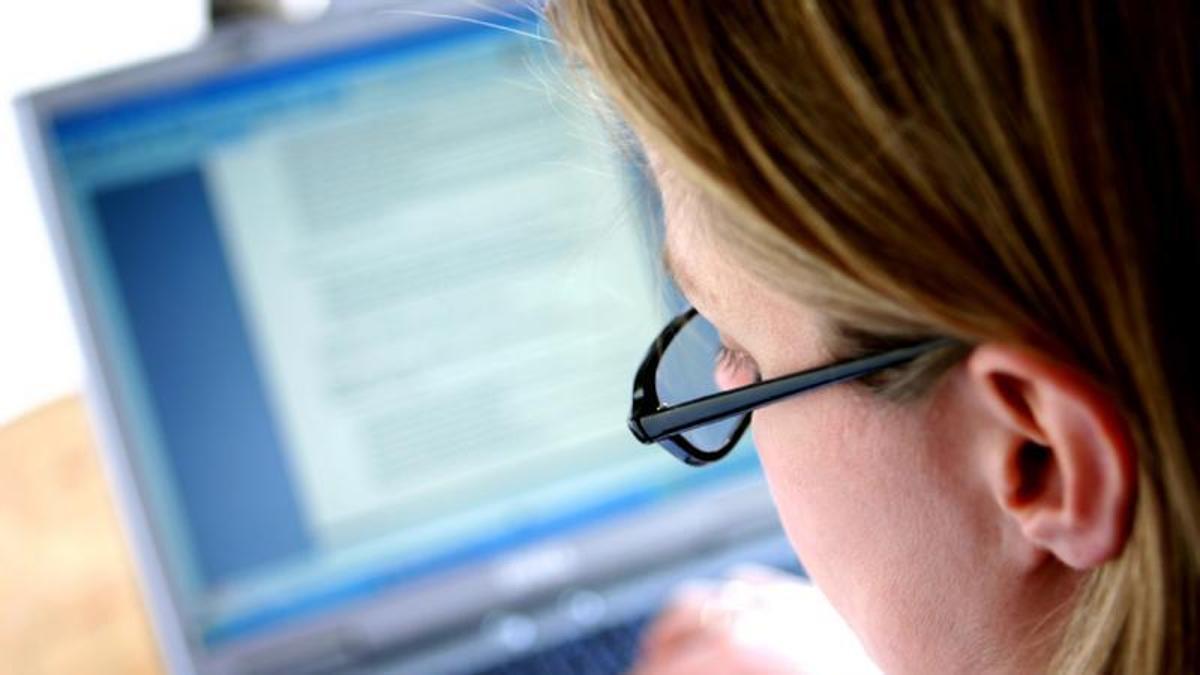 Una dona escrivint amb ordinador