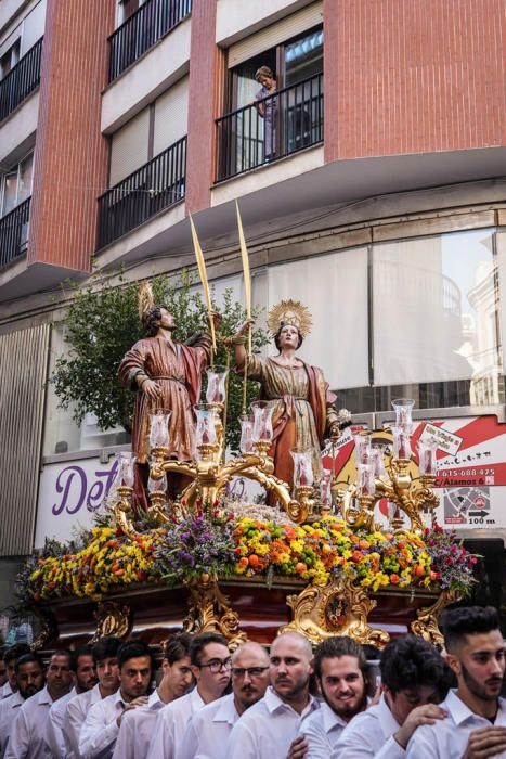 El trono con ambas imágenes ha salido del interior de la iglesia de los Mártires al ritmo de malagueñas y verdiales.