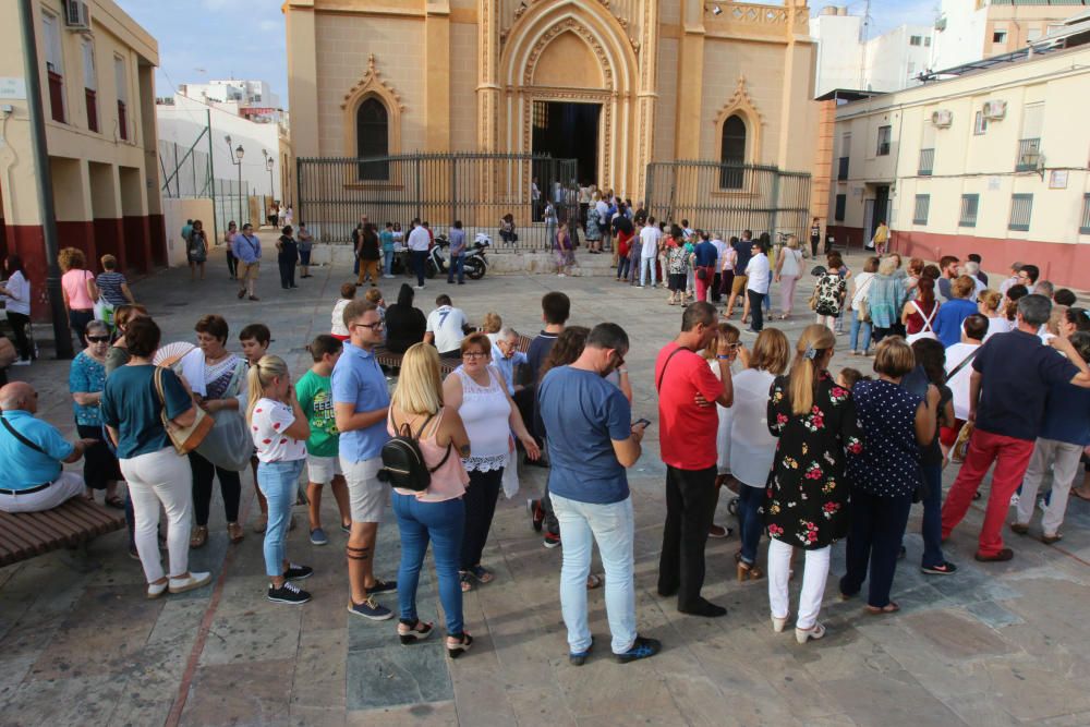 Los devotos de la cofradía trinitaria hicieron cola para el besamano extraordinario del Cautivo.