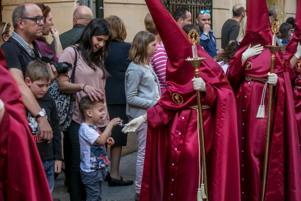 Miles de personas salen a la calle para ver procesionar a seis cofradías