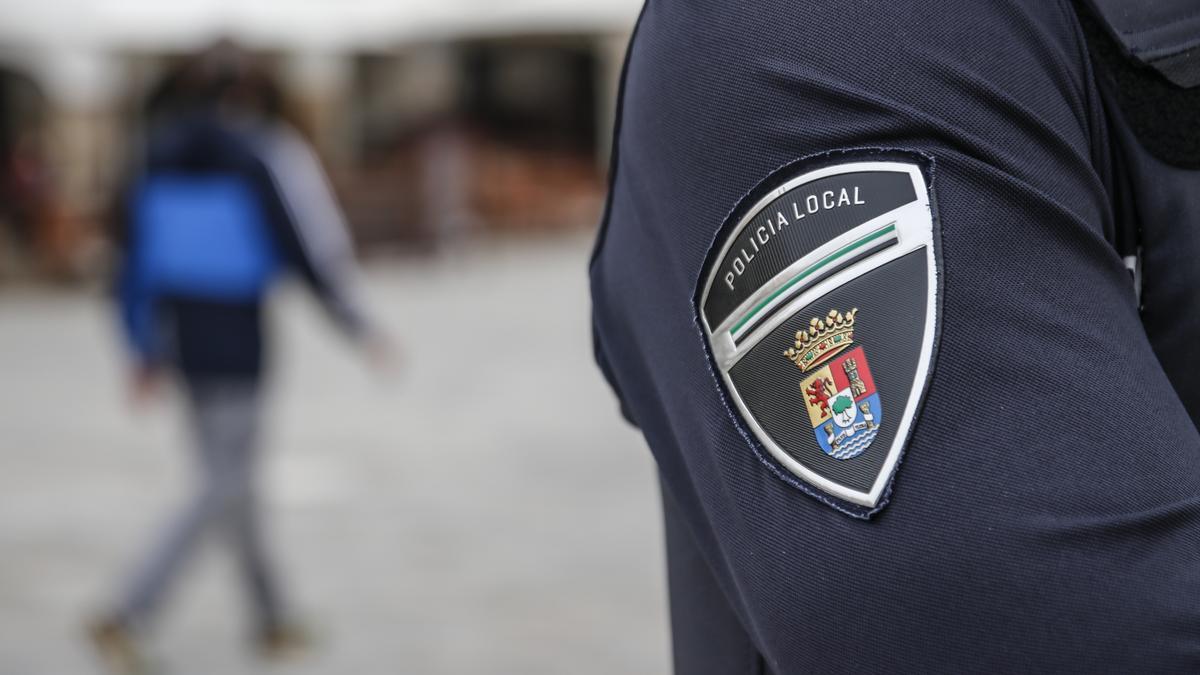 Un agente de la Policía Local realiza tareas de vigilancia en la plaza Mayor.