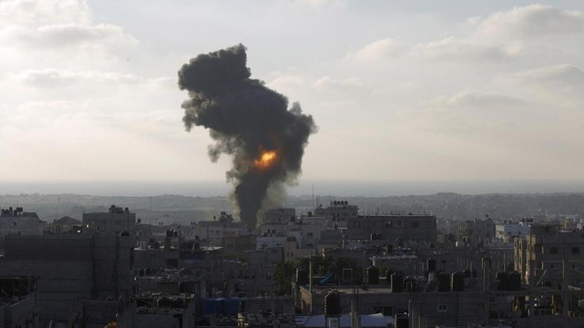 Columna de humo y fuego tras un ataque aéreo israelí en Rafá, en el sur de la franja de Gaza, este martes.