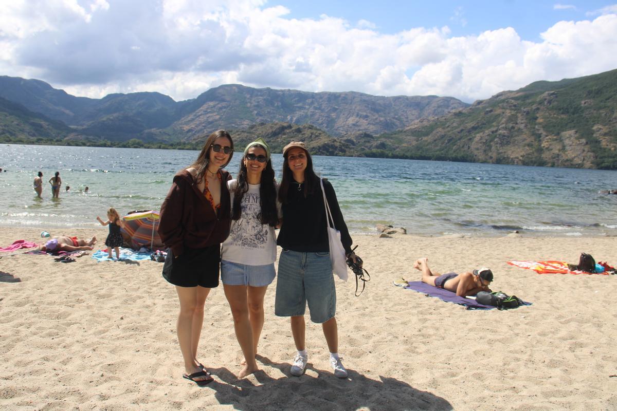 Gloria Paula y Silvia en la playa del Lago de Sanabria