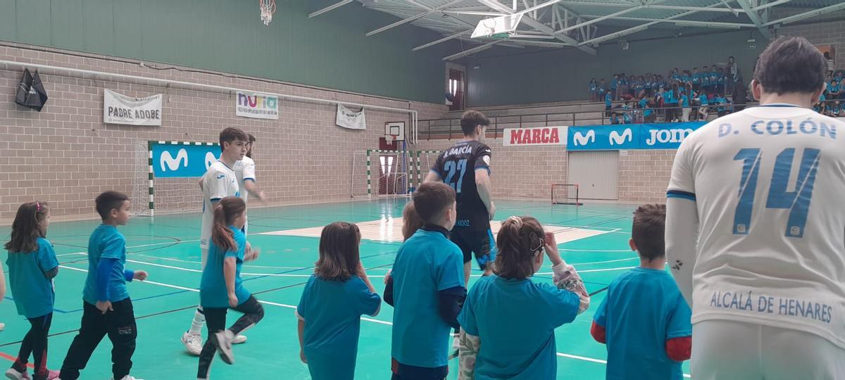 Escolares de Toro disfrutan de una mañana de fútbol sala con los Mega Cracks del Inter Movistar