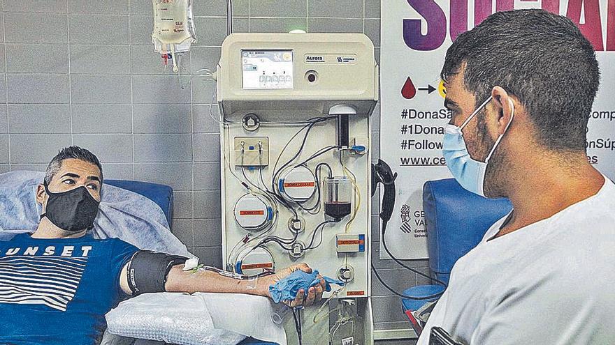 Un paciente que ha padecido el virus dona su plasma en un centro hospitalario. | PILAR CORTÉS