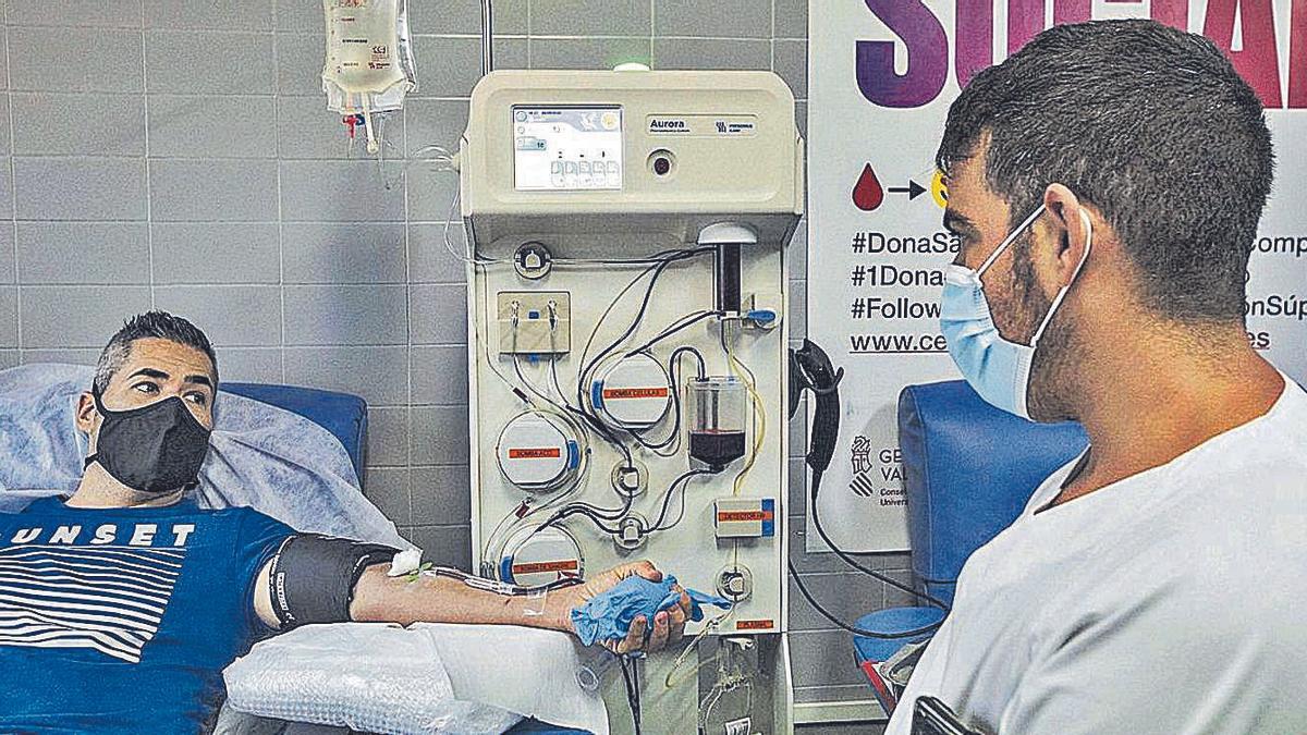 Un paciente que ha padecido el virus dona su plasma en un centro hospitalario. | PILAR CORTÉS