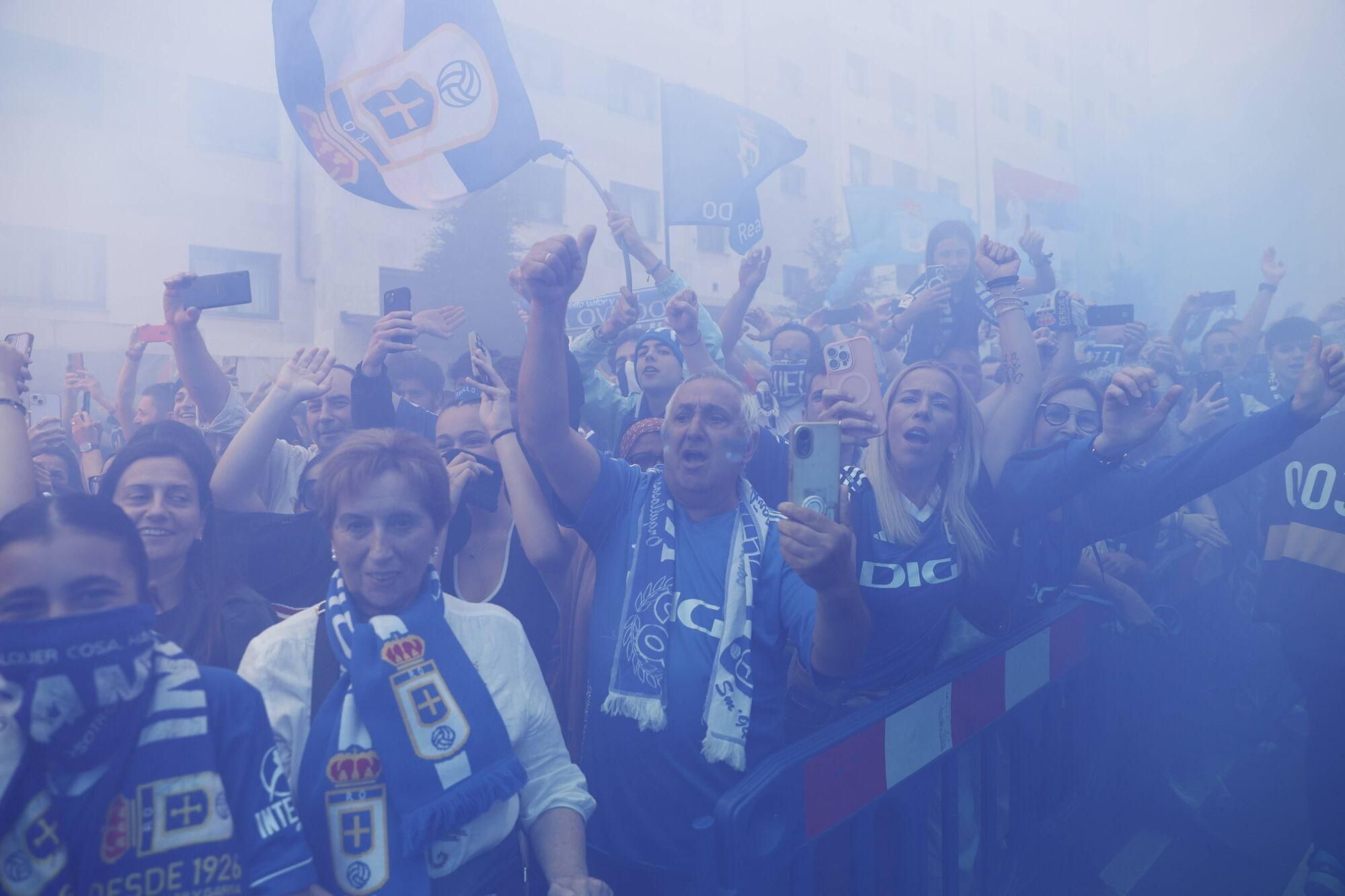 EN IMÁGENES: Espectacular recibimiento de la afición del Oviedo a su equipo antes de la vuelta por el ascenso contra el Almería