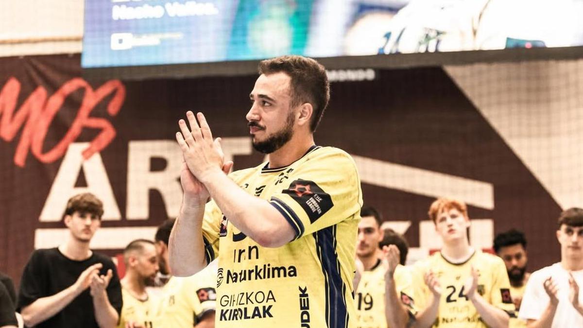 Nacho Valles aplaude al público en su despedida del Irún.