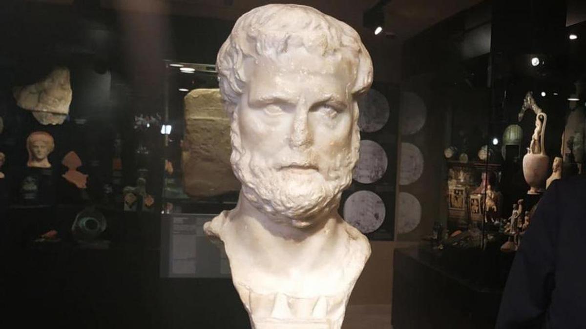 Busto del emperador romano Antonino Pío en la galería Ifergan Collection.