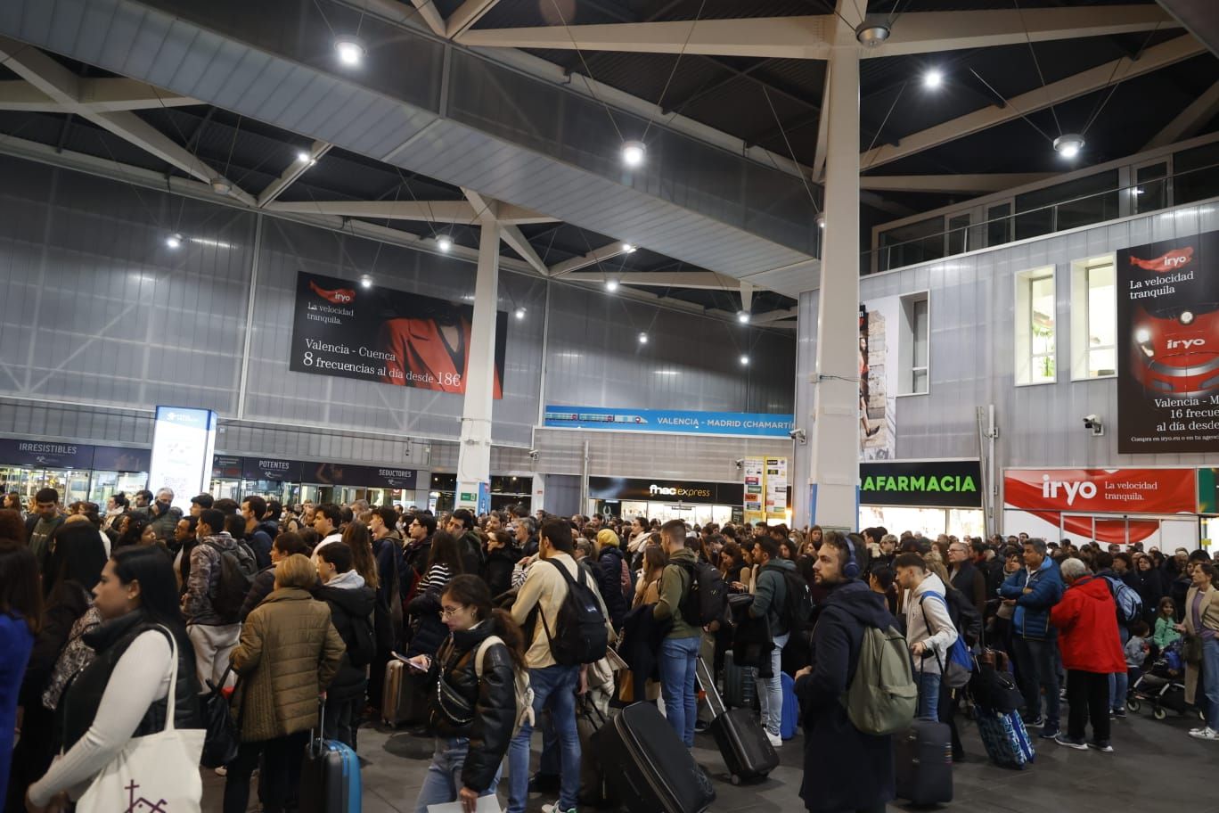 La estación Joaquín Sorolla de València completamente abarrotada