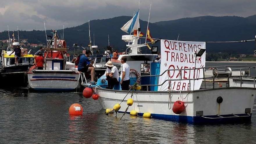 Barcos del &#039;xeito&#039; durante la protesta que realizó el sector en Rianxo esta semana.