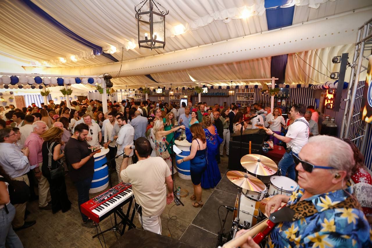 El tardeo se impone en las casetas de la Feria de Córdoba para disfrute de propios y extraños