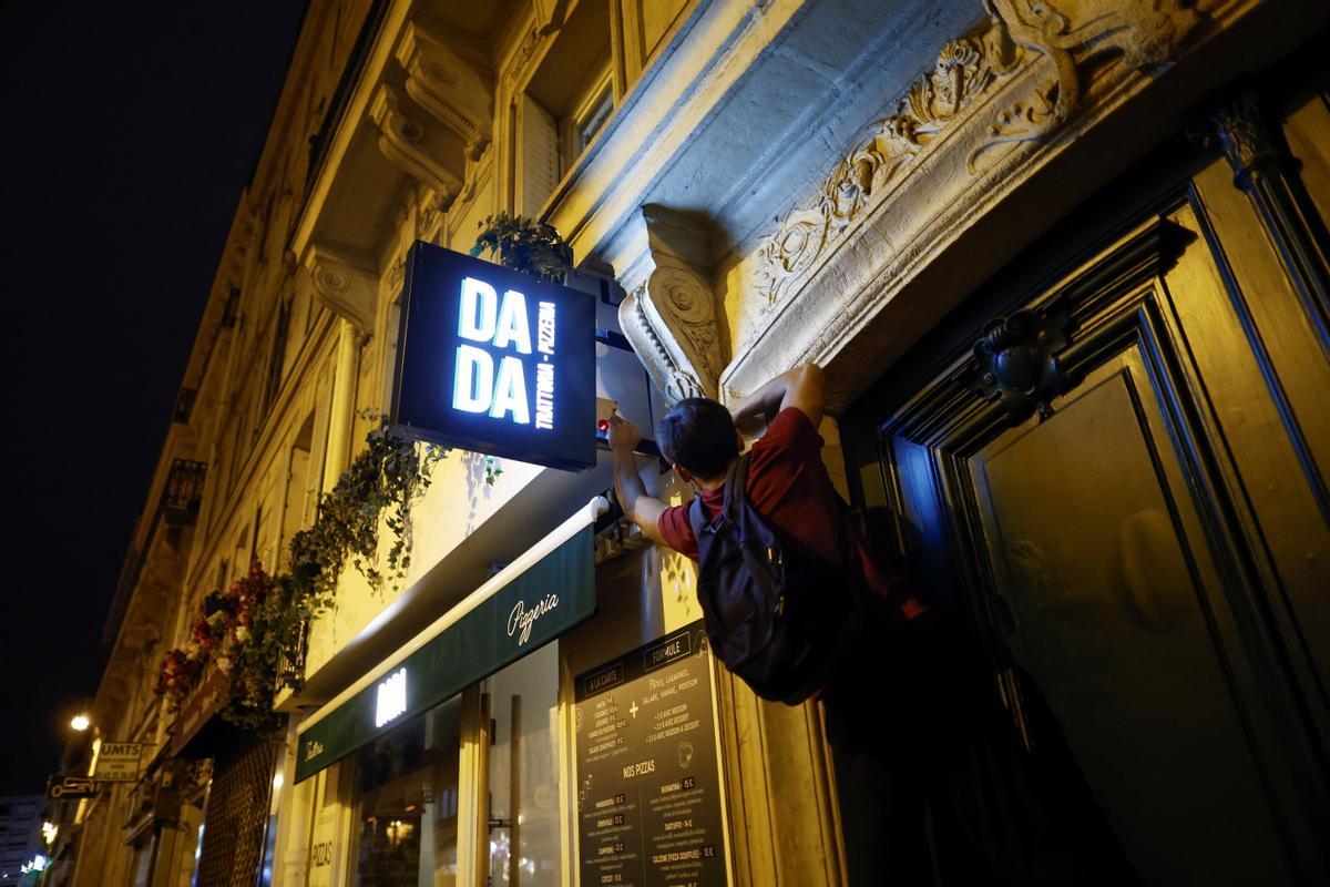 Atletas utilizan el parkour para apagar las luces de los escaparates en París