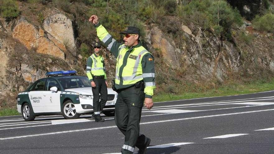 Control de velocidad de la Guardia Civil, en una carretera de Ourense. // Iñaki Osorio
