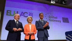 Lula da Silva, presidente de Brasil, Ursula von der Leyen, presidenta de la Comisión Europea, y Pedro Sánchez.