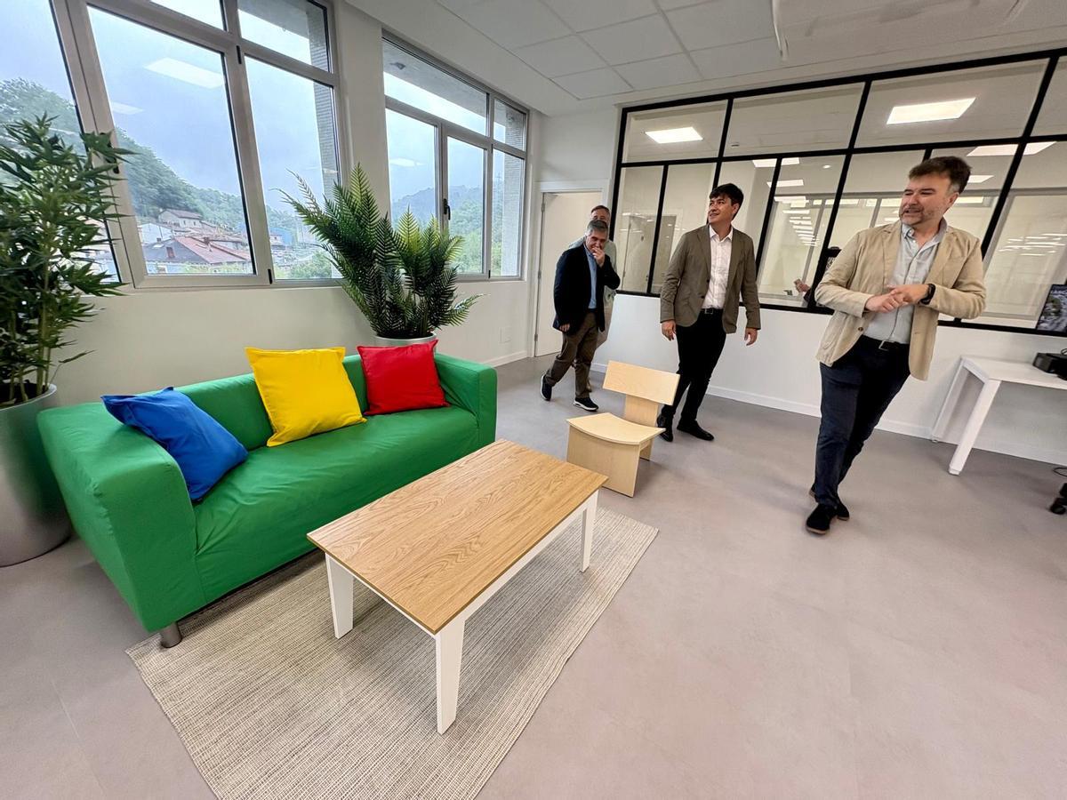 Javier Barro, Borja Sánchez y Ruperto Iglesias en las instalaciones de ASATA en el Pozo Candín